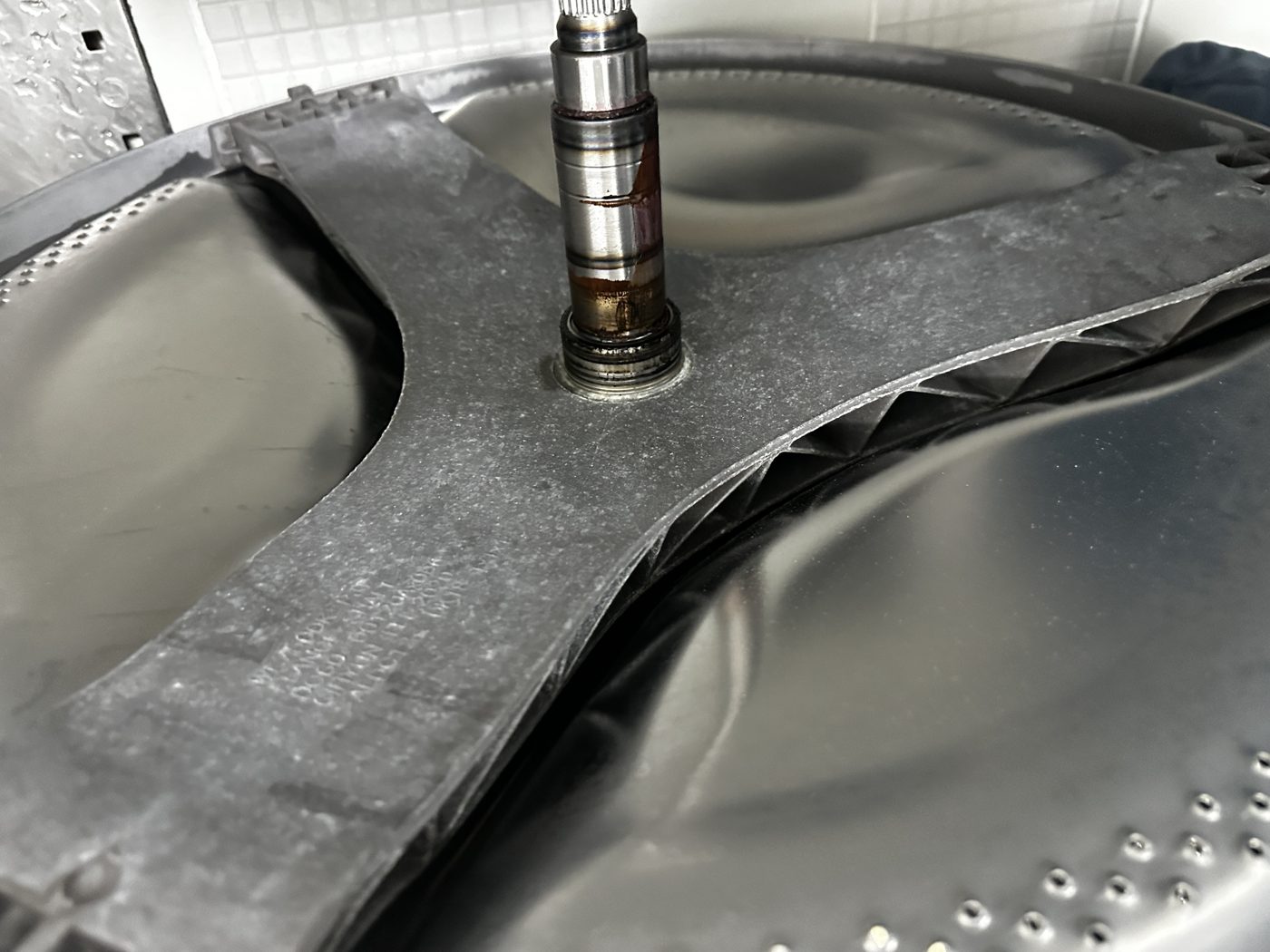 세탁기 통 내부를 분해해서 세척한 모습